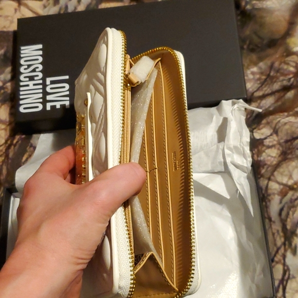 Love Moschino White w/ goldtone metal embellishments Large Zip around Wallet - Picture 4 of 6